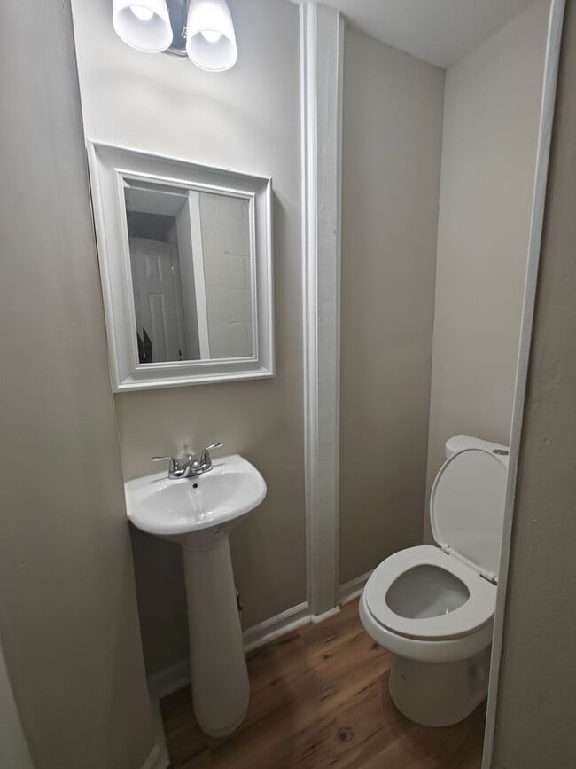 Building Photo - 2 bedroom home