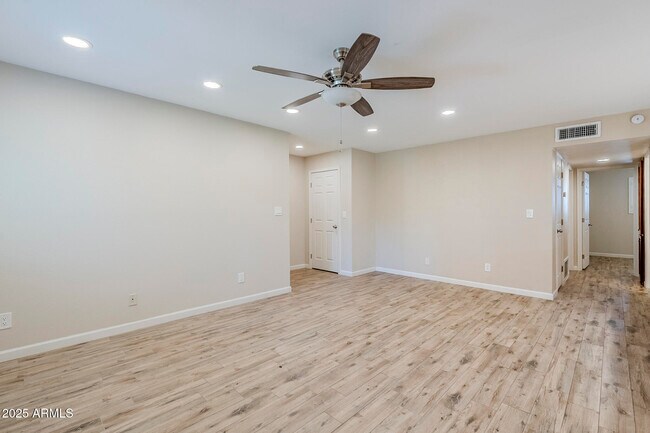 Building Photo - 5525 E Thomas Rd