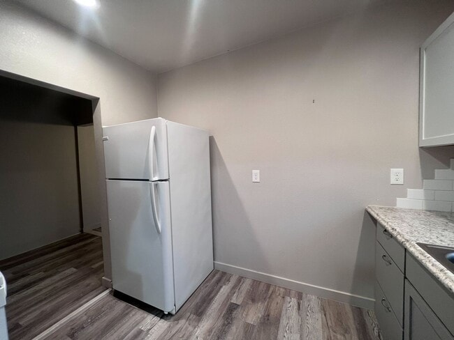 Building Photo - Adorable 1 bedroom Studio duplex