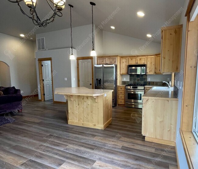 Building Photo - 3-BR mountain-style home in SE Bend