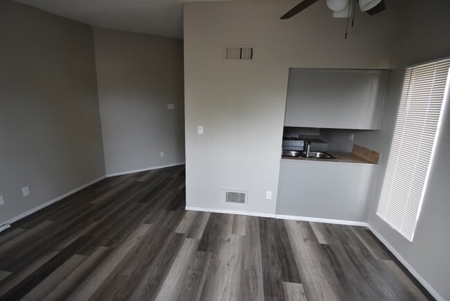 Building Photo - 152 E 21st St