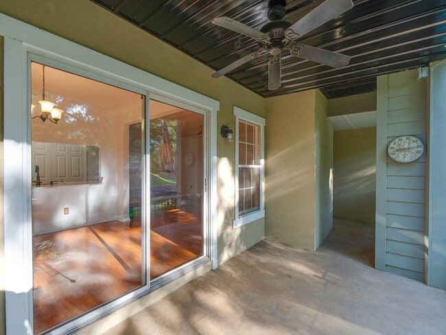 Building Photo - Amenity rich water front condo ready for move in!