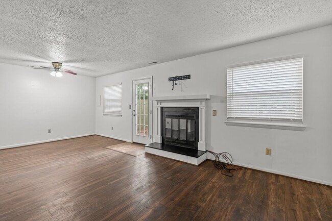 Building Photo - Beautiful 2-Bed, 2.5-Bath Home with Spacio...