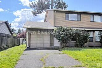 Building Photo - 2 Bed, 1.5 Bath Duplex with 1 Car Garage N...