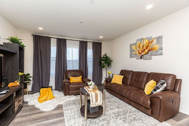Building Photo - LIGHT & BRIGHT 2 BEDROOM W/GARAGE & LAUNDR...