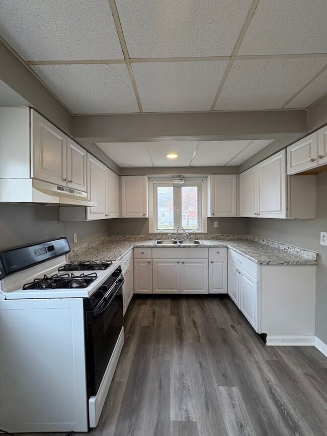 Building Photo - Large 4 bedrooms 1 full bathroom home for rent