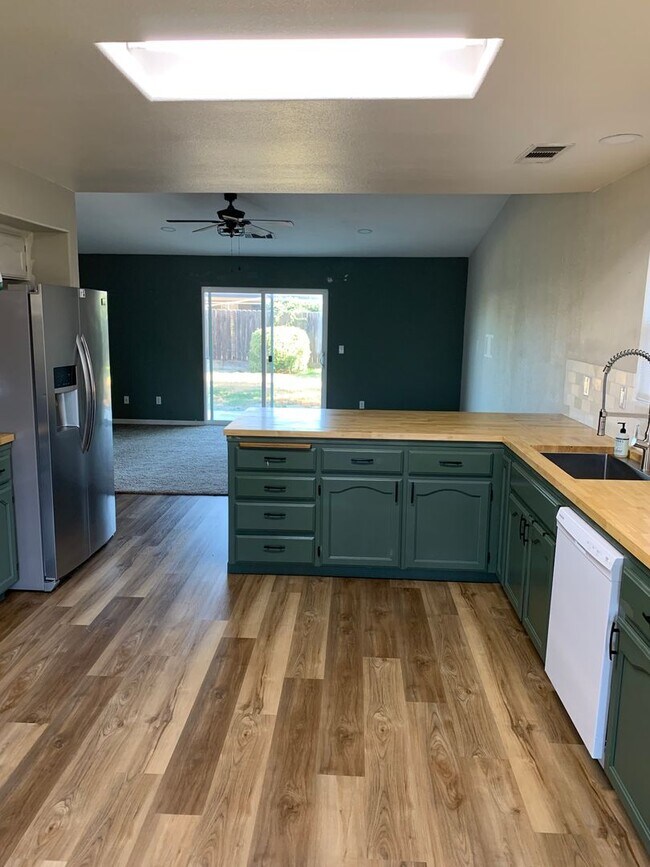 Building Photo - 3 Bedroom 2 Bath Home