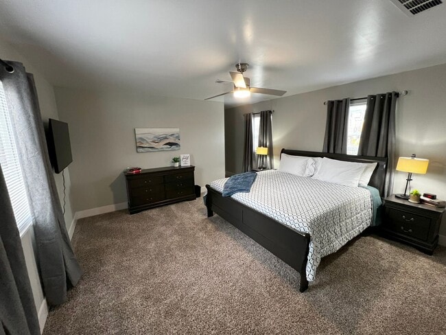 Building Photo - Fully Furnished rental with excellent cent...