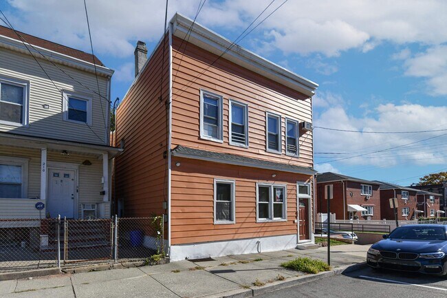 Building Photo - 208 4TH St