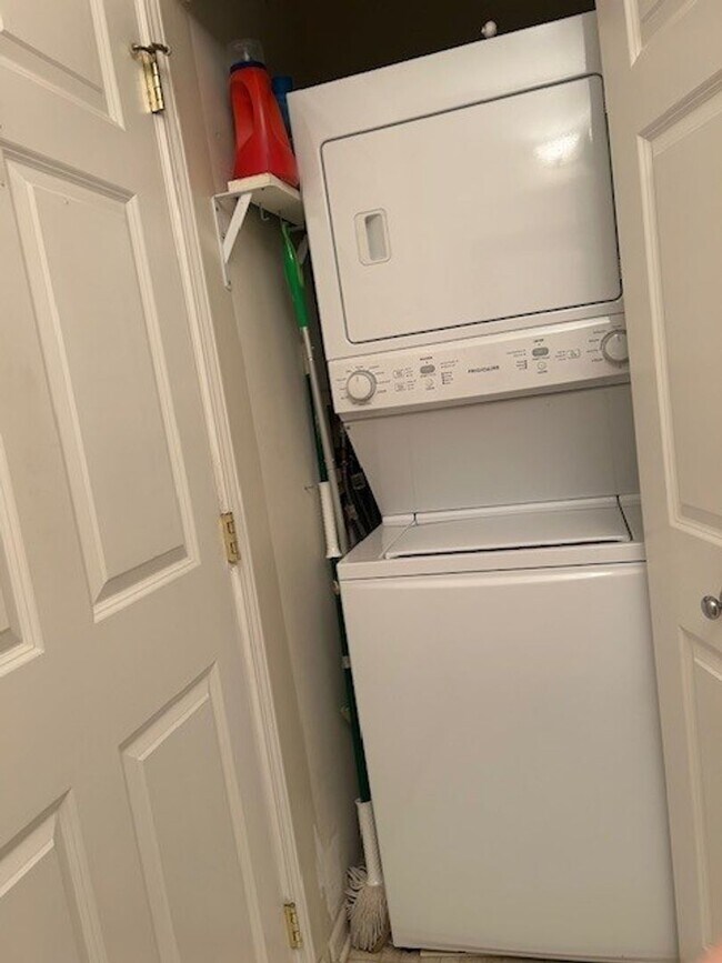 Building Photo - 2 Bedroom Harbor Park Condo - Just Blocks From the Lake