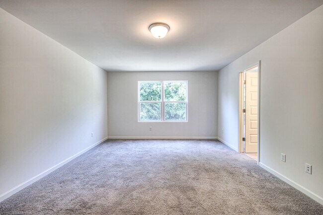 Building Photo - 523 Montrose Dr