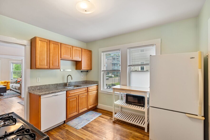 Primary Photo - 111 Williams St