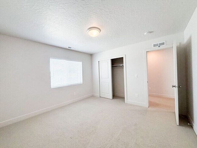 Building Photo - 414 W Snowberry Dr