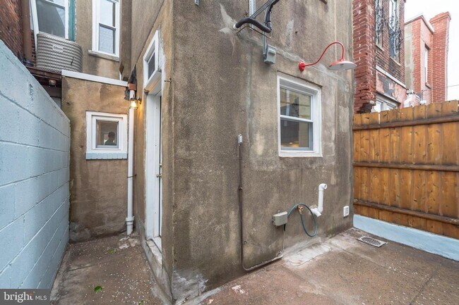 Building Photo - 1845 S Sartain St