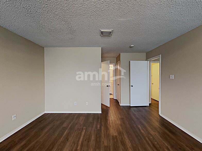 Building Photo - 11011 Victors Hl