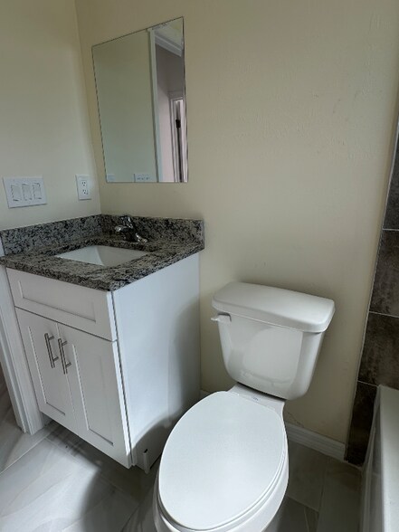 Building Photo - 815 Wells Ave