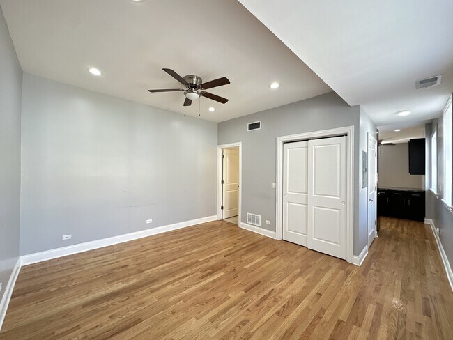 Building Photo - 4452 N Sheridan Rd