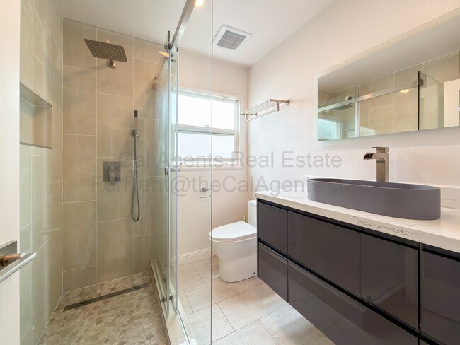 Building Photo - 23940 Carmelita Dr
