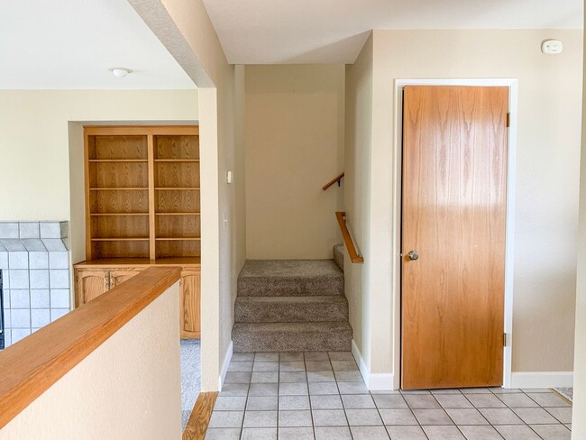 Building Photo - 2 Bedroom / 2.5 Bath Condo in Ridgemark