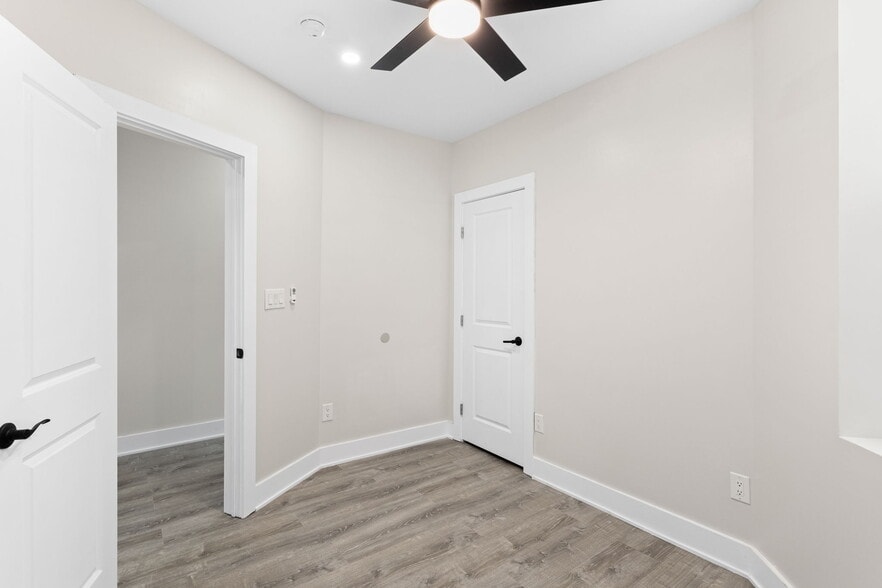 Unit 1 middle bedroom - 811 S 56th St