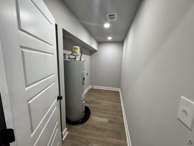 Building Photo - 305 N 4th St