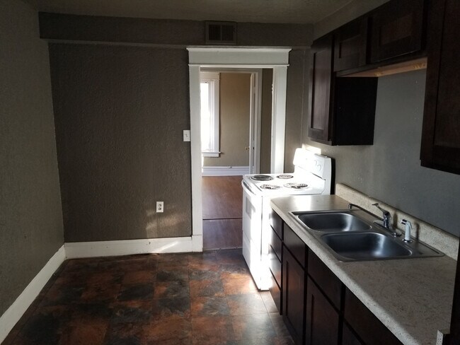 Building Photo - 41st and Troost 2W