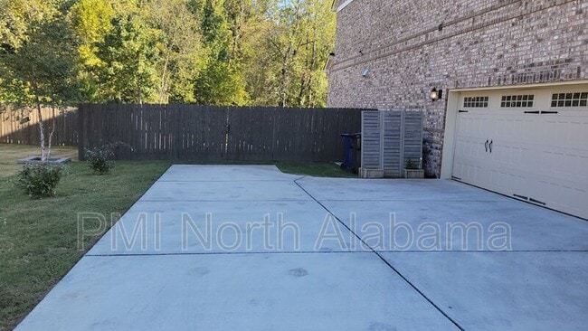 Building Photo - 130 Creekmound Dr