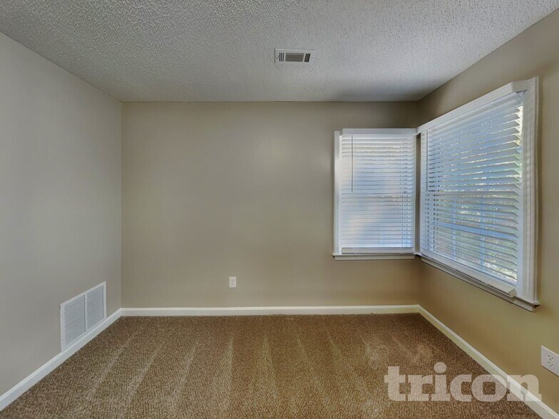 Building Photo - 112 Falling Waters Dr