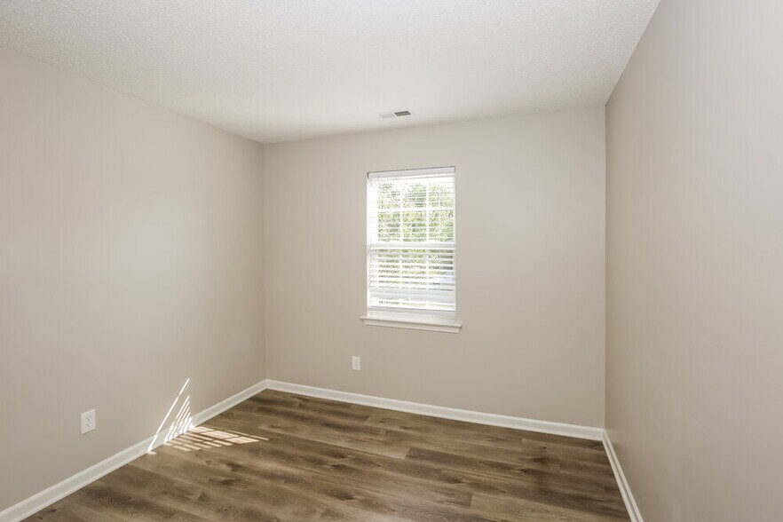 Building Photo - 137 Lantana Dr