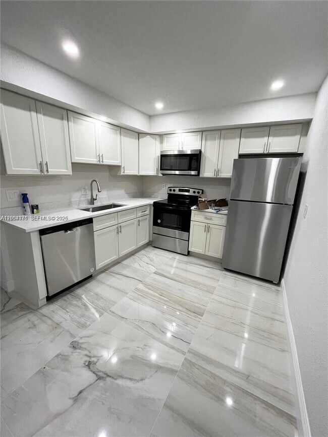 Building Photo - 8011 NW 44th Ct