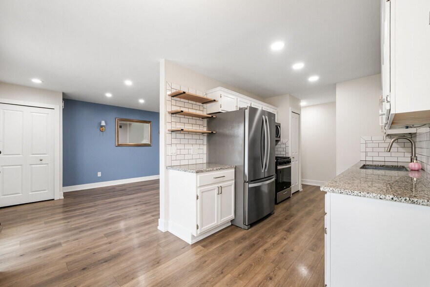 Building Photo - 38887 Country Cir