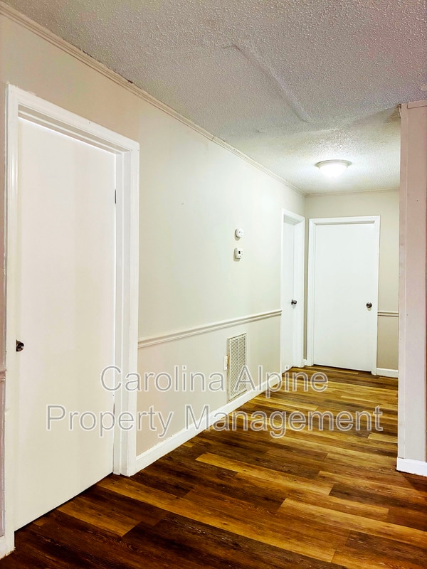 Building Photo - 208 School St