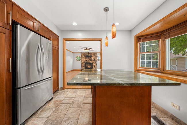 Building Photo - 104 S Knollwood Dr