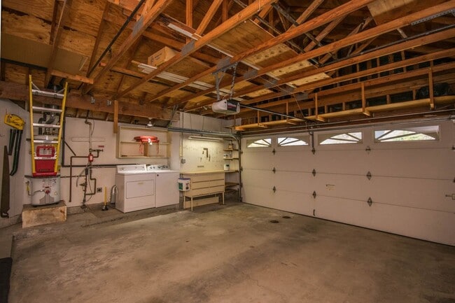 Building Photo - Beautiful Single Level Home with Great Nat...