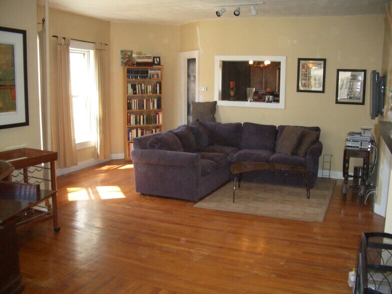 Primary Photo - 74 Sydney St