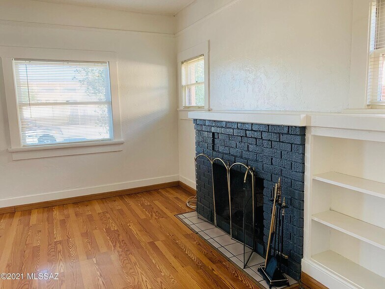 Living room - 616 E 8th St