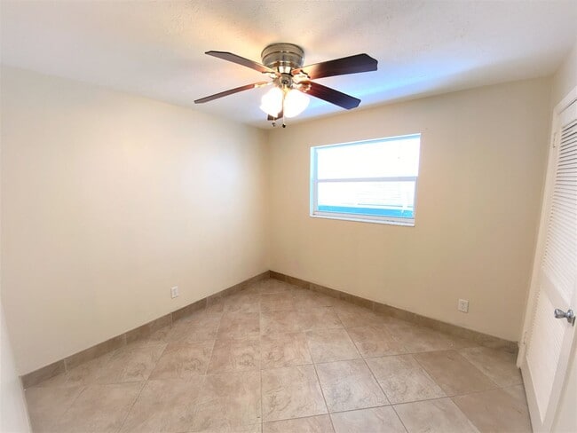 Building Photo - ** SOUTH NAPLES ** 4 BED / 3.5 BATH - POOL HOME - NO HOA! - PET OK - ANNUAL RENTAL