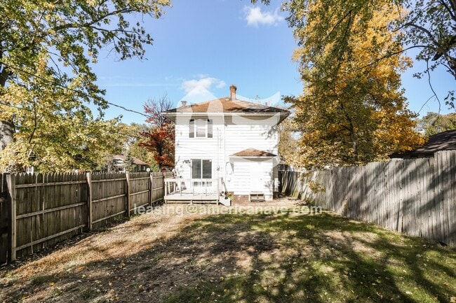 Building Photo - 1202 E Fox St