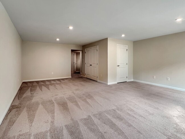 Building Photo - Move-In Ready Townhome with Finished Basem...