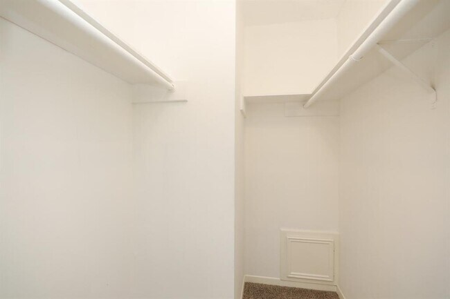 Building Photo - 1552 East Ave