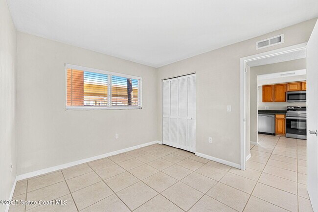 Building Photo - 8000 Ridgewood Ave