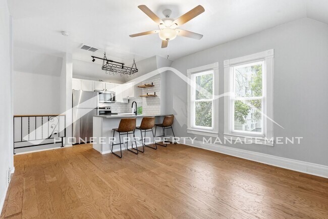 Building Photo - Spacious Condo with Storage Area and Parking!