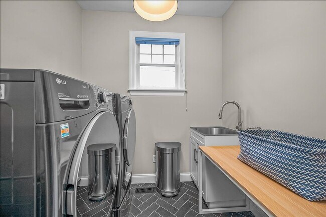 Building Photo - Beautifully Renovated 4 Bedroom 2.5 Bathroom Colonial