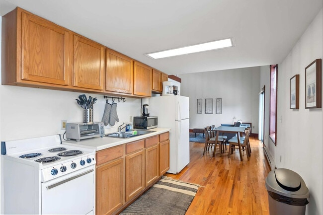 Building Photo - 402 W Dayton St