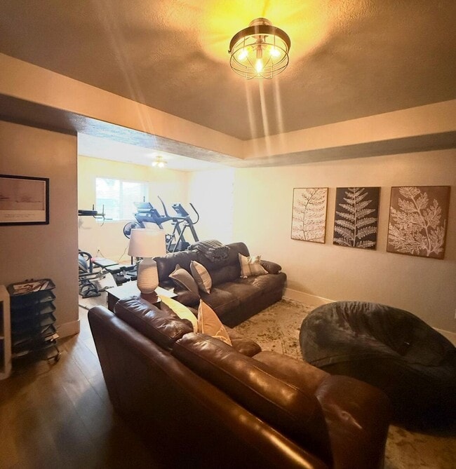 Building Photo - Beautifully Renovated 6 Bedroom Home in th...