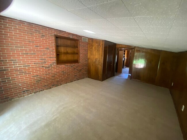 Building Photo - **AVAILABLE NOW**3 Bedroom / 1.5 Bathroom ...