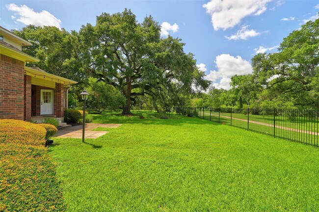 Building Photo - 108 Oak Creek Ln