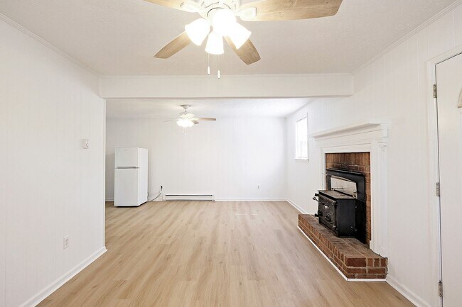 Building Photo - Move-in Ready, Pet-Friendly Northern Albemarle County Home