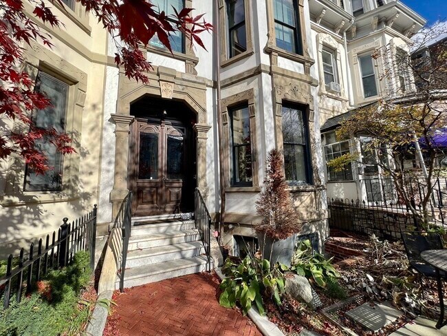 Building Photo - 1607 Tremont St