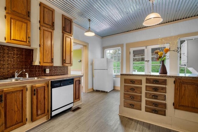 Building Photo - 113 Dell St